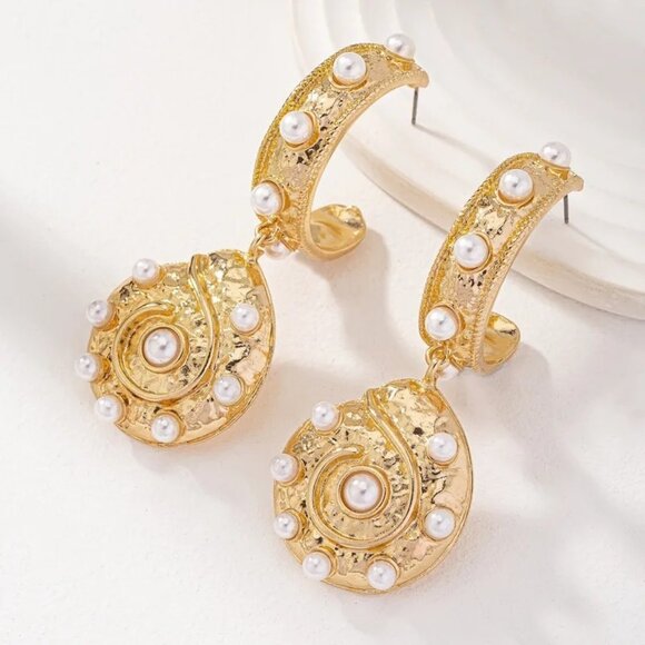 Womens Earrings Pierced Sea Shell Faux Pearl Gold Tone Chandelier Beach Ocean - Picture 1 of 7